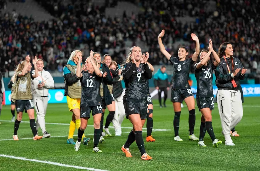 Niềm vui của đội tuyển nữ New Zealand với chiến thắng đầu tiên ở một kỳ World Cup nữ.