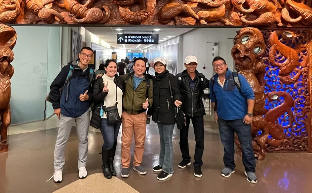 Cha mẹ Huỳnh Như (đội nón trắng) háo hức sang New Zealand cổ vũ cho đội tuyển nữ Việt Nam.