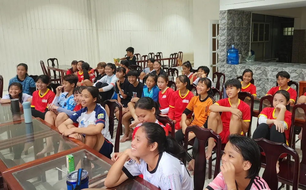 Thế hệ tương lai của bóng đá nữ TPHCM háo hức trước trận đấu. ẢNH: TÂM HÀ