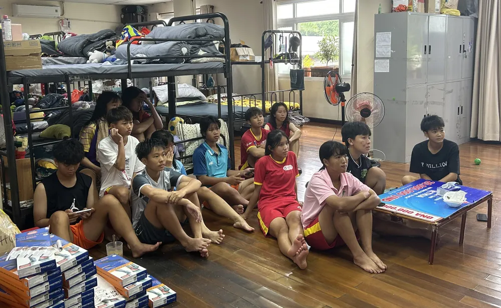 Các cầu thủ U19 nữ TPHCM tập trung theo dõi trận đấu. ẢNH: TÂM HÀ