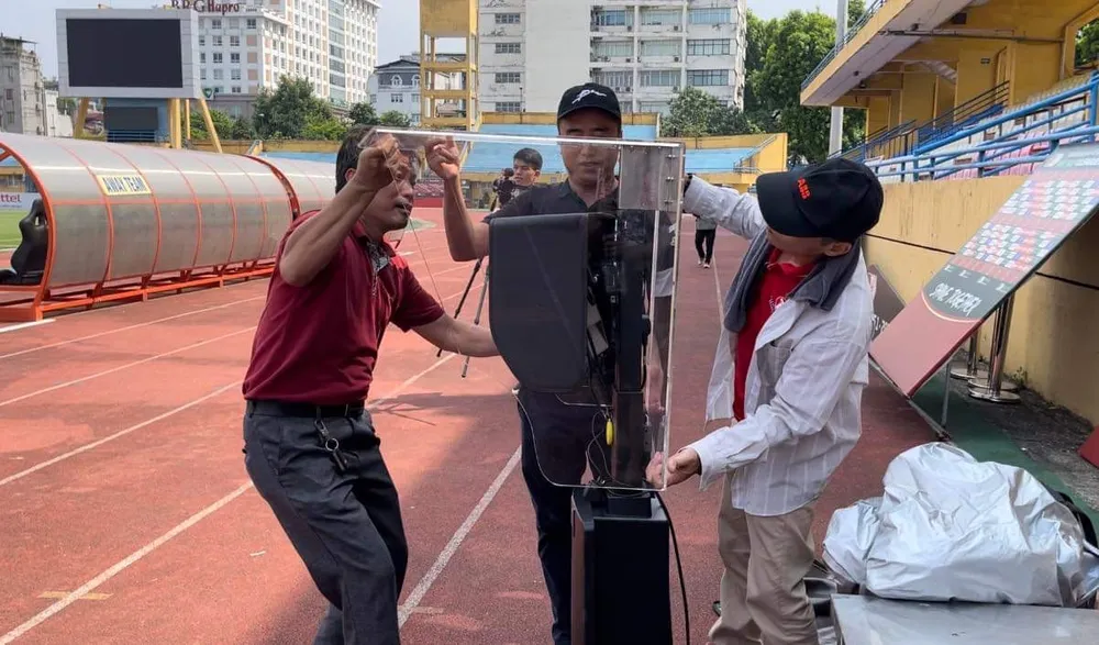 Đội ngũ kỹ thuật tiến hành lắp đặt VAR