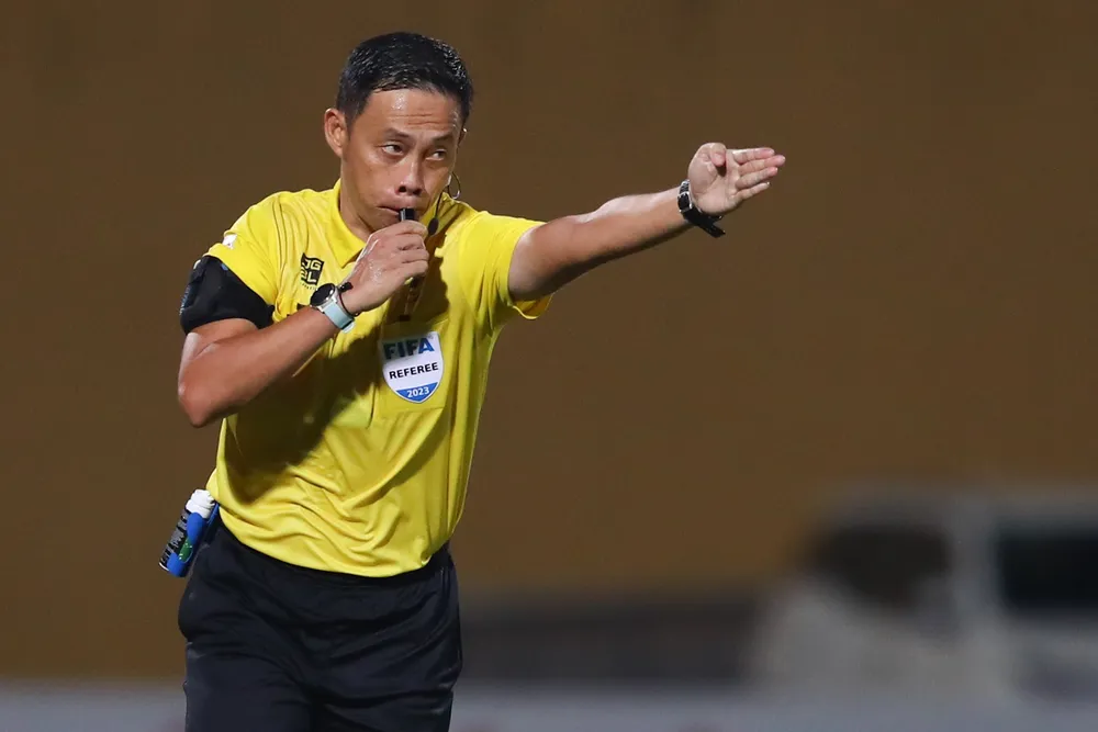 ... trước khi quyết định cho Viettel FC được hưởng phạt đền. ẢNH: MINH HOÀNG