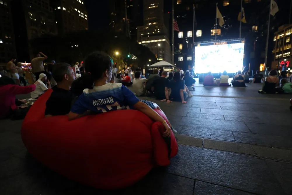 Khán giả Mỹ mang áo đấu có in chữ ngôi sao Morgan theo dõi đội tuyển nữ của họ thi đấu ở TP New York Khán giả Mỹ mang áo đấu có in chữ ngôi sao Morgan theo dõi đội tuyển nữ của họ thi đấu ở TP New York