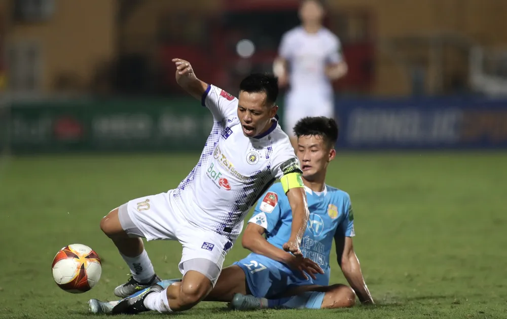 Văn Quyết cùng đồng đội đã chơi đầy chắc chắn để đánh bại Nam Định. ẢNH: MINH HOÀNG 