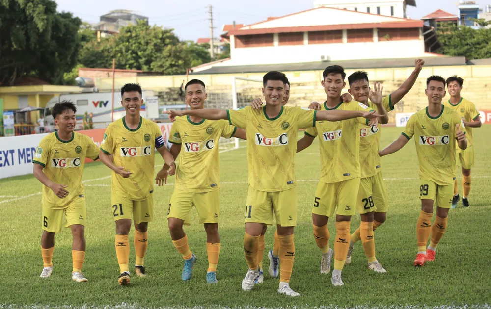 Niềm vui của các cầu thủ Hoà Bình khi có bàn thắng mở điểm. ẢNH: MINH HOÀNG