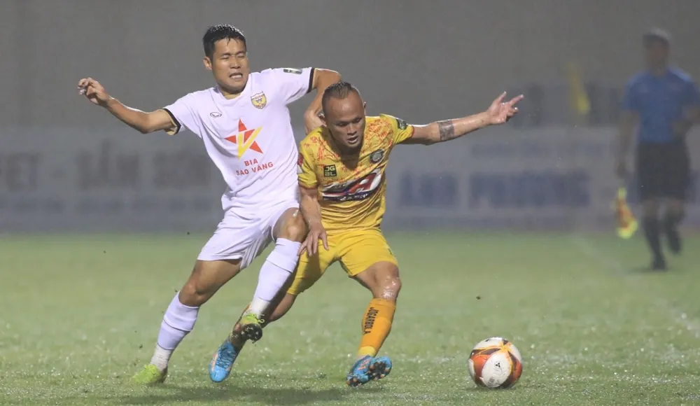 Thanh Hóa (áo vàng) bị đội chủ nhà Hà Tĩnh cầm hòa vào tối 2-8. ẢNH: MINH HOÀNG 