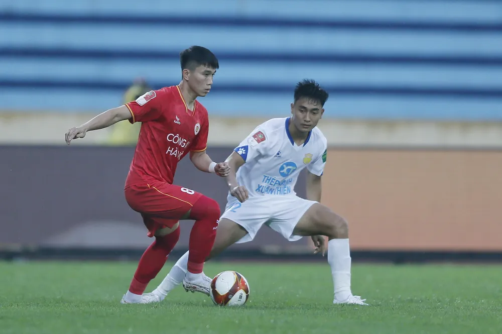 Các cầu thủ CAHN đã vượt qua khó khăn ở Nam Định để tiếp tục cuộc đua vô địch. ẢNH: MINH HOÀNG