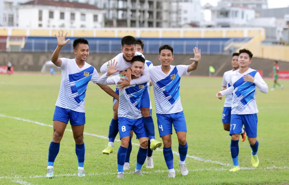 Niềm vui của các cầu thủ Huế khi đánh bại Bình Phước. ẢNH: TÂM HÀ