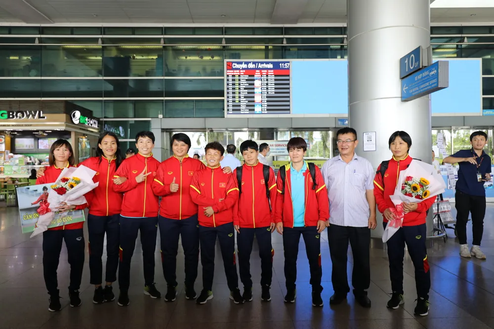 Các thành viên của đội tuyển nữ Việt Nam hạ cánh xuống sân bay Tân Sơn Nhất.