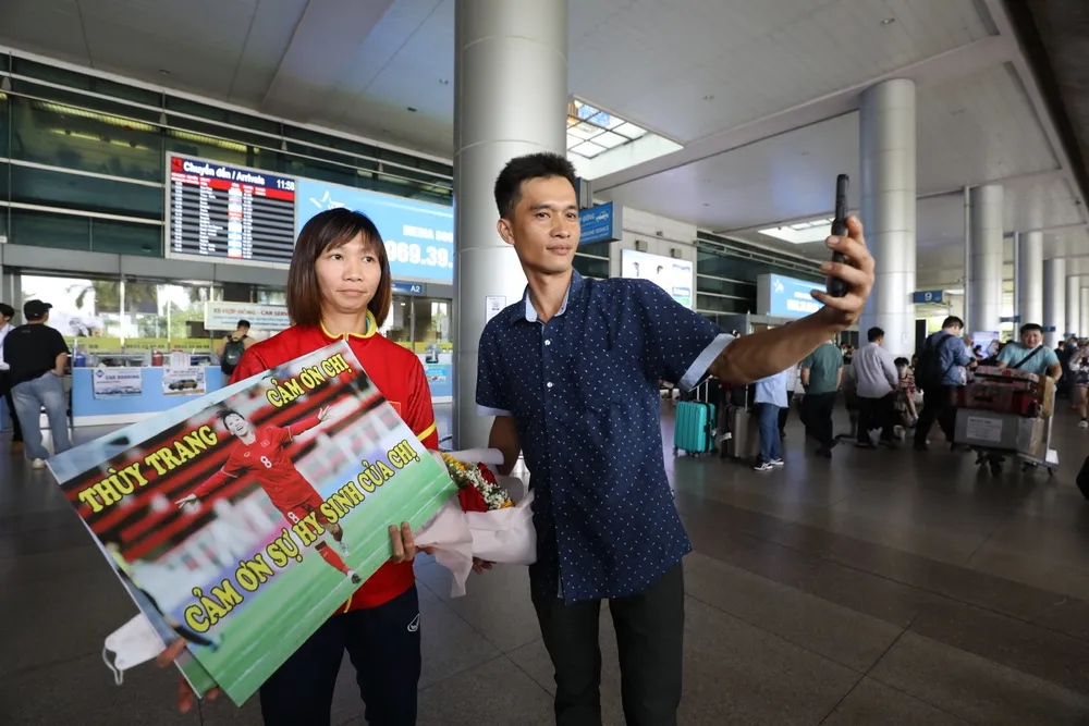 Cựu binh Thùy Trang đón nhận món quà đặc biệt từ người hâm mộ.