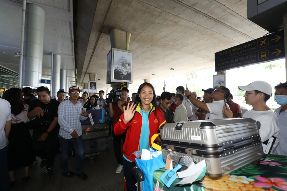 Trung vệ Chương Thị Kiều rạng ngời trước ống kính phóng viên.