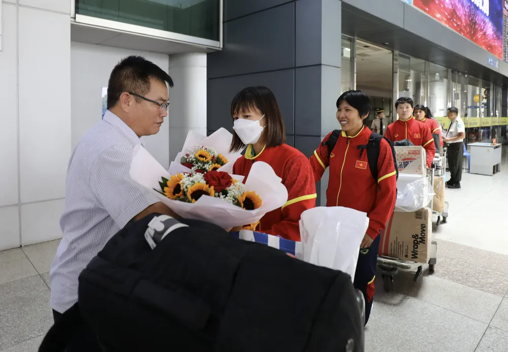 Thùy Trang không giấu được sự buồn bã khi trở về nước. ẢNH: DŨNG PHƯƠNG