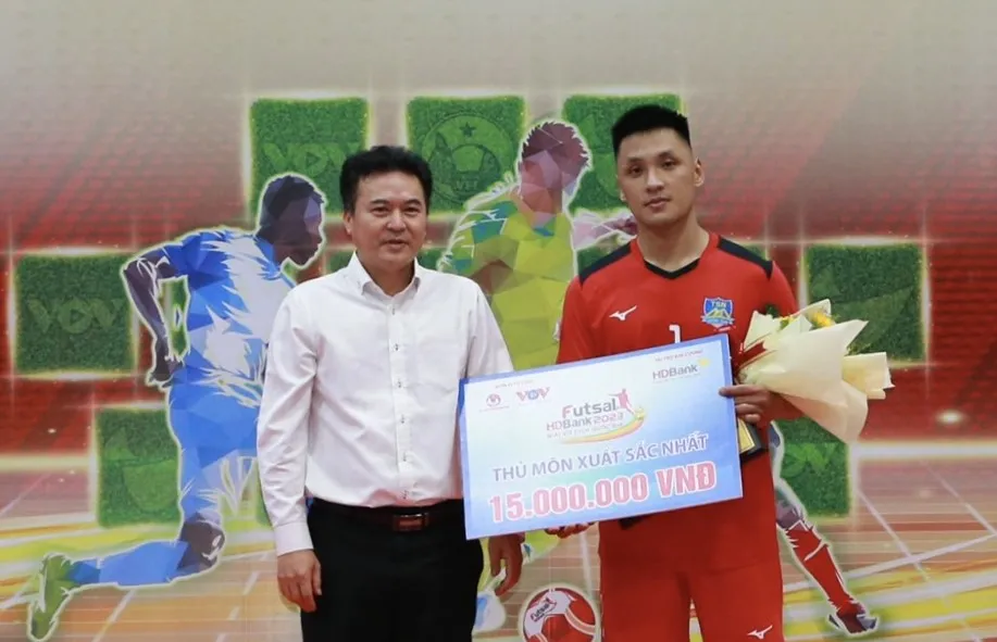 Hồ Văn Ý đoạt danh hiệu Thủ môn xuất sắc nhất Giải futsal VĐQG 2023. ẢNH: ANH TRẦN 