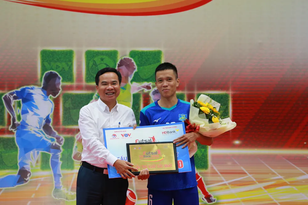 Tuyển thủ Phạm Đức Hòa giữ vững phong độ đỉnh cao để nhận danh hiệu Cầu thủ xuất sắc giải đấu