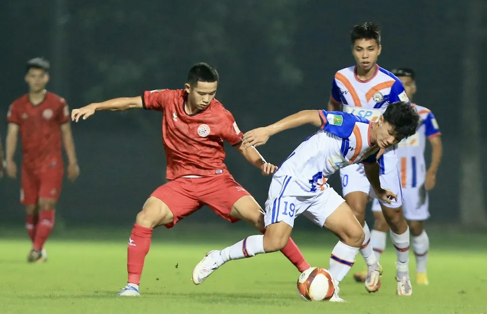 PVF (áo đỏ) và BR-VT quyết tâm giành 3 điểm để có thể hướng đến mục tiêu cho riêng mình. ẢNH: MINH HOÀNG 