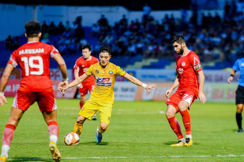 Lâm Ti Phông (Thanh Hóa) gặp nhiều khó khăn trước Jaha của Viettel FC. ẢNH: MINH HOÀNG