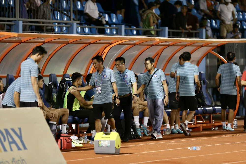 HLV Phạm Minh Đức cùng ban huấn luyện động viên các cầu thủ Đà Nẵng