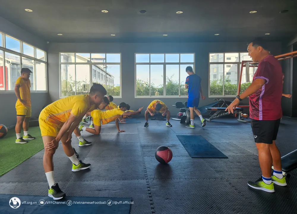 Trợ lý Hứa Hiền Vinh giúp các học trò tập luyện những bài hồi phục.