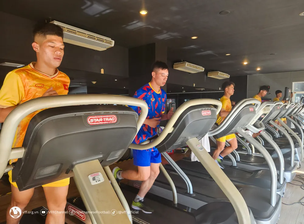 U23 Việt Nam không ra sân tập luyện mà ở lại khách sạn để tập gym và hồi phục tại bể bơi. 