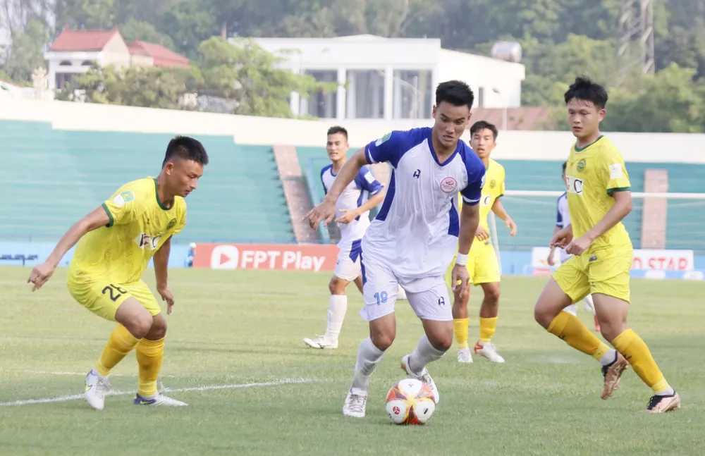 Phú Thọ (áo trắng) trụ hạng thành công sau khi cầm hòa đội chủ nhà Hòa Bình. Phú Thọ (áo trắng) trụ hạng thành công sau khi cầm hòa đội chủ nhà Hòa Bình.