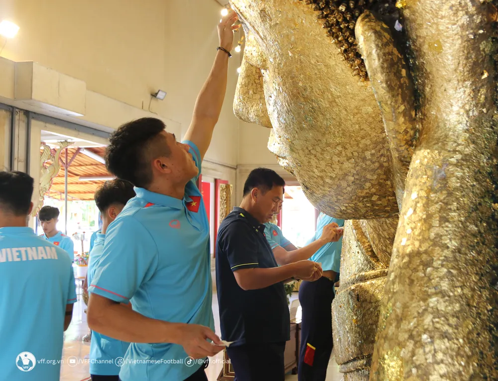 Các tuyển thủ U23 Việt Nam chiêm ngưỡng bức tượng phật.