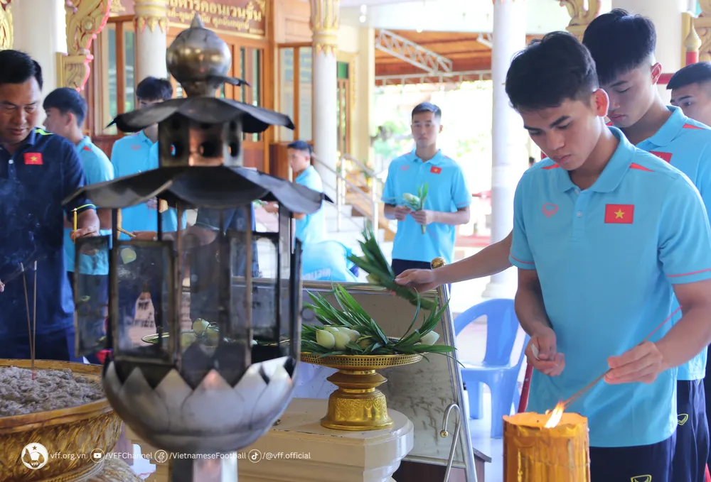 Các tuyển thủ U23 Việt Nam thắp nén nhang để cầu may mắn.