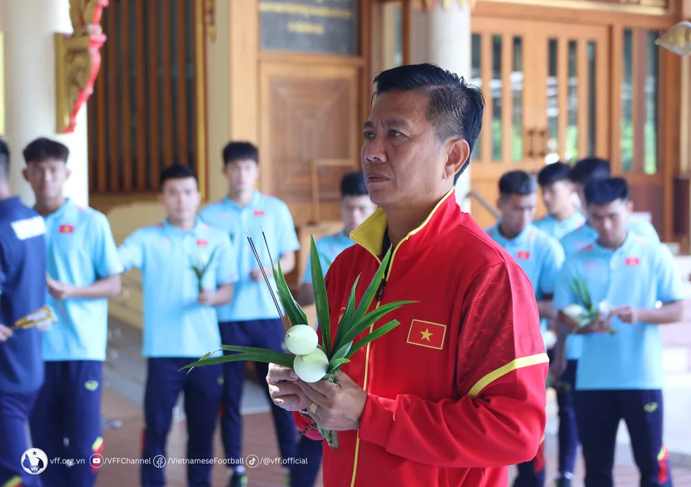 HLV Hoàng Anh Tuấn cầu nguyện trước Giải U23 Đông Nam Á 2023.