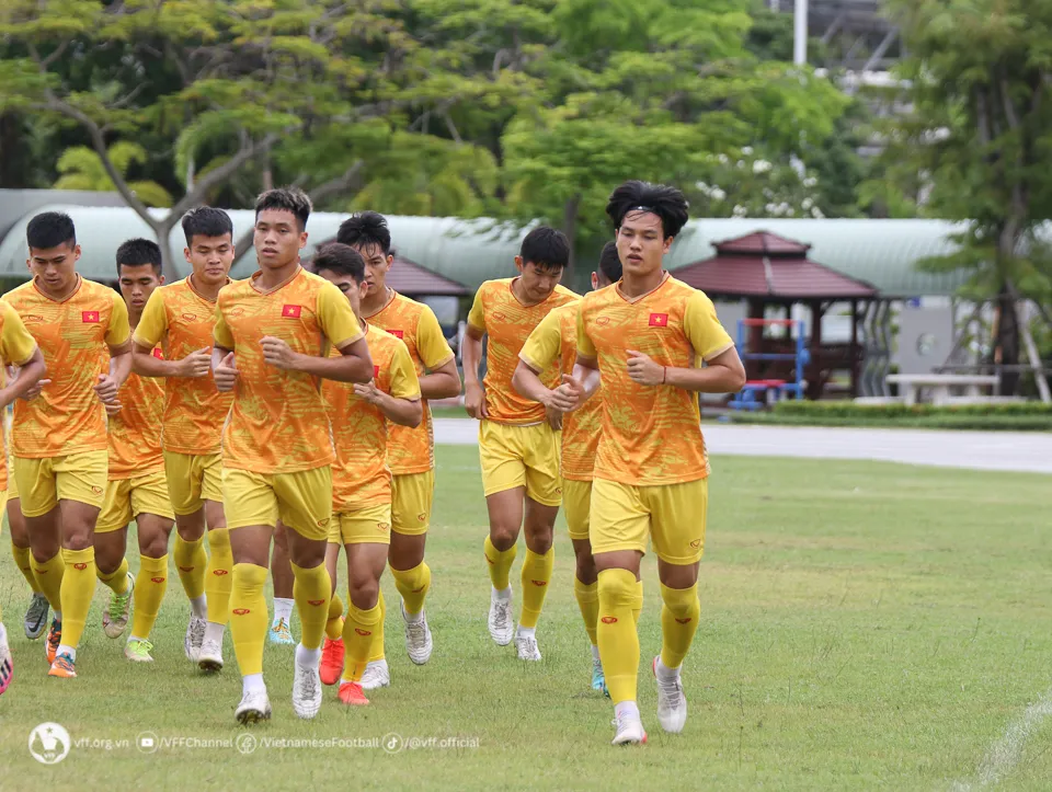 U23 Việt Nam tập nhẹ trước trận bán kết với U23 Malaysia. U23 Việt Nam tập nhẹ trước trận bán kết với U23 Malaysia.