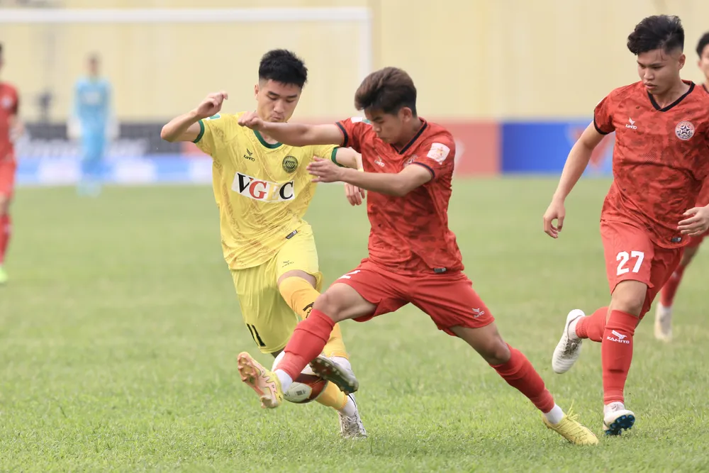 PVF-CAND (áo đỏ) có đánh bại Hòa Bình vẫn chưa chắc suất thăng hạng. ẢNH: MINH HOÀNG