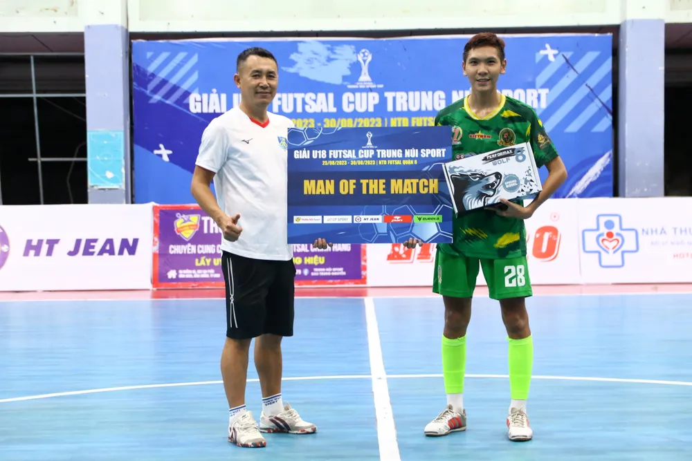 Ông Nguyễn Bảo Trung (áo trắng), Phó Giám đốc Kỹ thuật Thái Sơn Nam TPHCM là người khởi xướng giải đấu. ẢNH: TÂM HÀ.