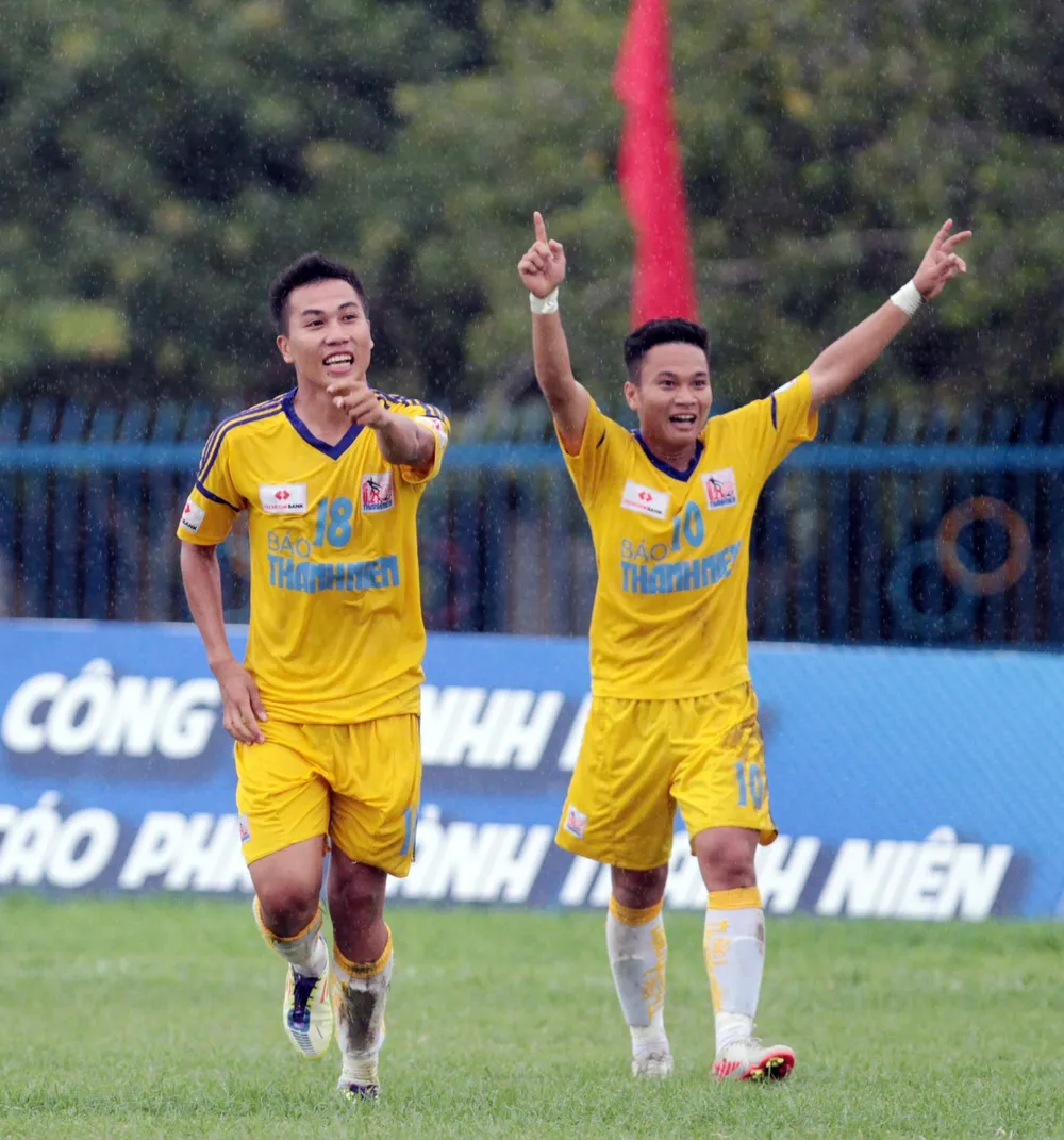 Quang Nam và Phi Sơn (phải) cùng U21 SLNA vô địch Giải U21 quốc gia 2012. Quang Nam và Phi Sơn (phải) cùng U21 SLNA vô địch Giải U21 quốc gia 2012.