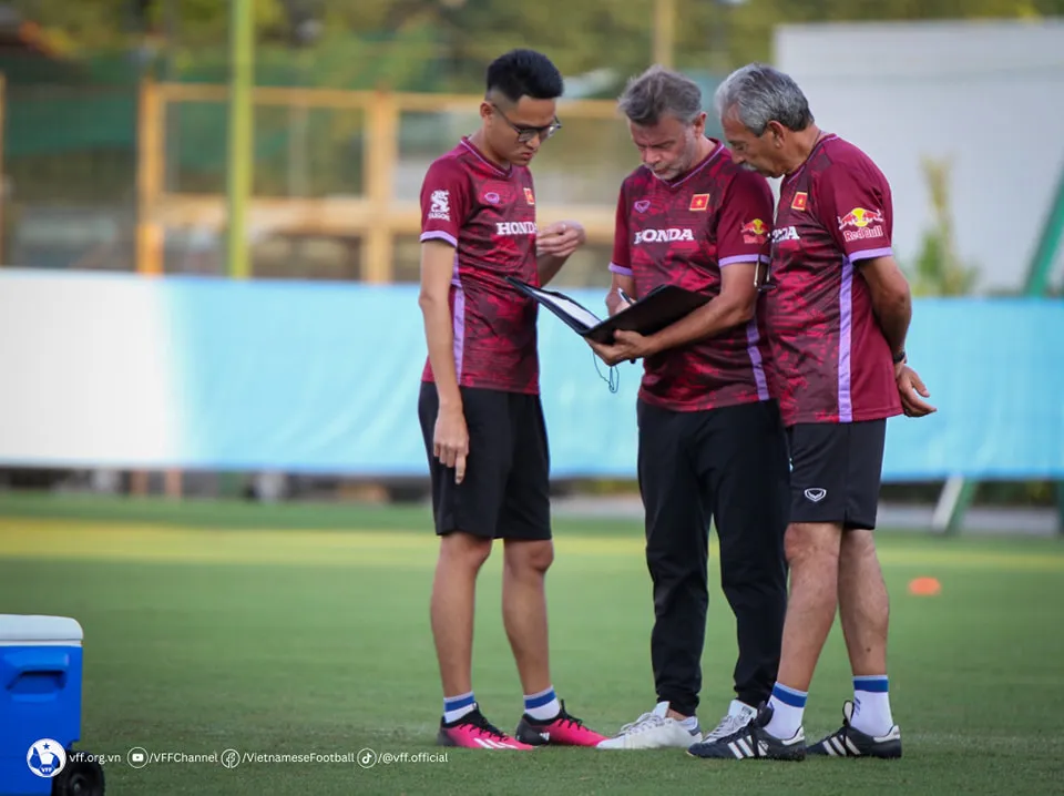 HLV Troussier cùng ê kíp huấn luyện đang hoàn thiện, nâng cấp U23 Việt Nam.