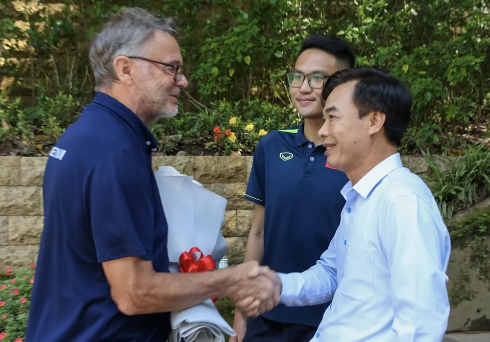 Lãnh đạo Sở Văn hoá - Thể thao và Du lịch tỉnh Phú Thọ tặng hoa, và chào mừng HLV Troussier đến với địa phương.