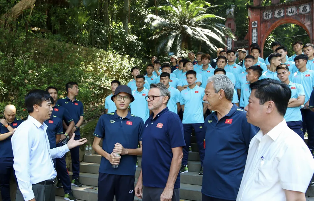 Thay mặt U23 Việt Nam, HLV Troussier gửi lời cảm ơn đến sự hỗ trợ, giúp đỡ từ lãnh đạo tỉnh Phú Thọ.