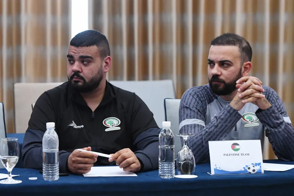 Đại diện Palestine tham dự buổi họp kỹ thuật trước trận đấu.