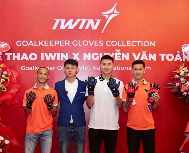 Cựu thủ môn đội tuyển futsal Việt Nam Ngô Đình Thuận (áo cam, bên trái ngoài cùng) và cựu thủ môn đội tuyển Việt Nam Lê Văn Hưng (bên phải ngoài cùng) tham dự sự kiện.