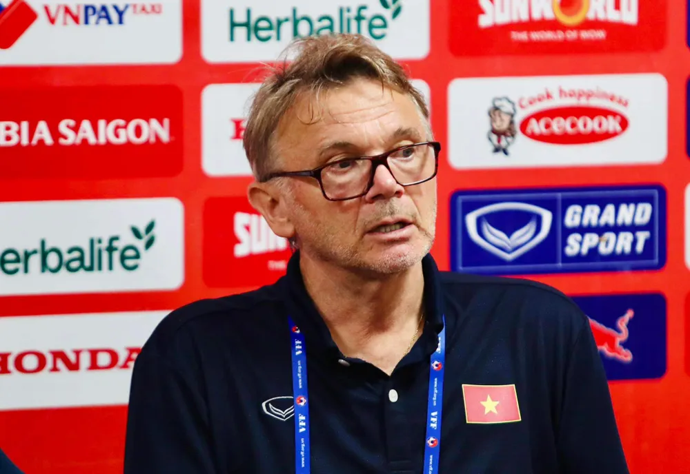 HLV Troussier đã có những chia sẻ về Công Phượng và Văn Toàn sau trận thắng đội tuyển Palestine. ẢNH: TÂM HÀ 