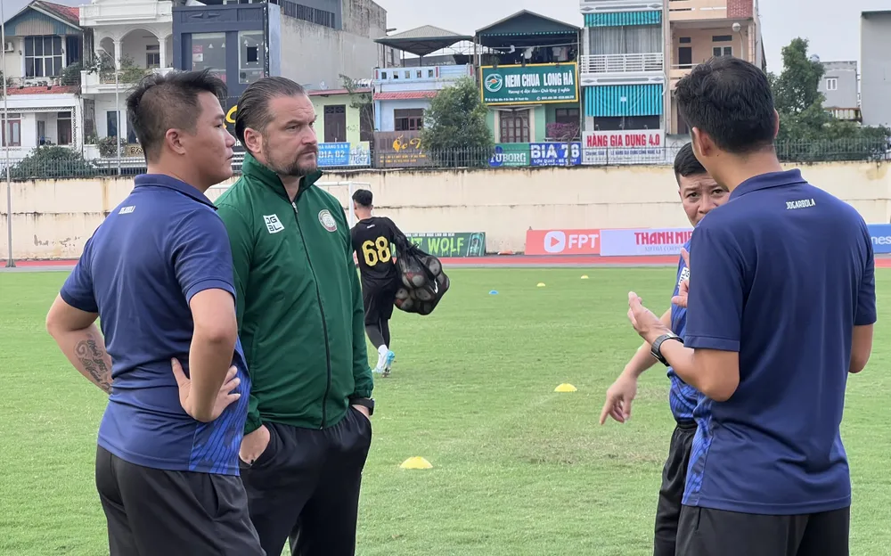HLV Popov trao đổi cùng các trợ lý ban huấn luyện Thanh Hóa ở buổi tập cuối tuần qua.
