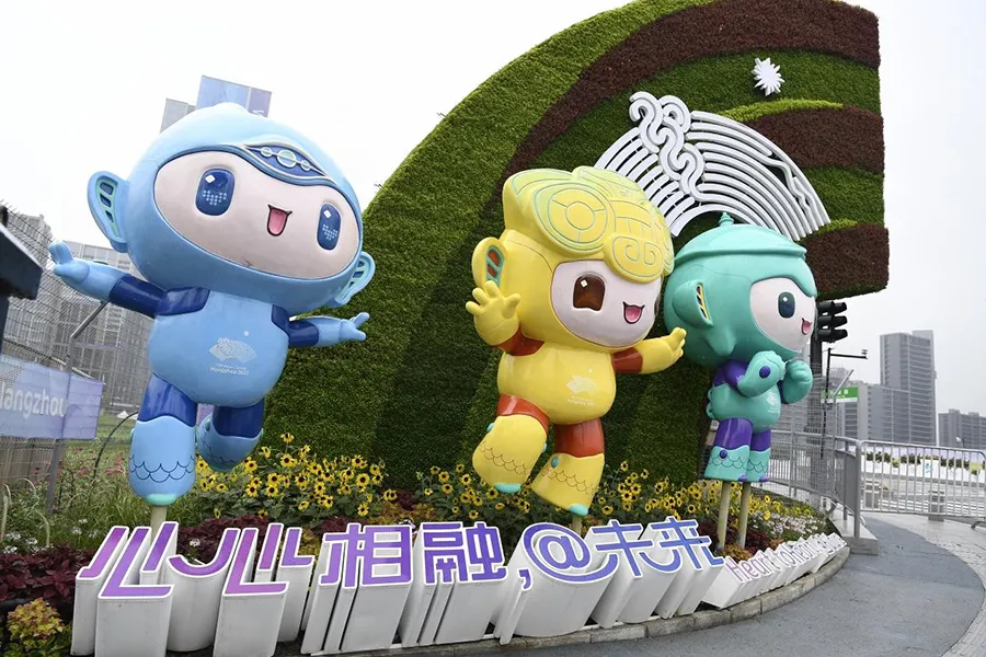 Linh vật của ASIAD 19 chào đón du khách từ khắp nơi trên thế giới.