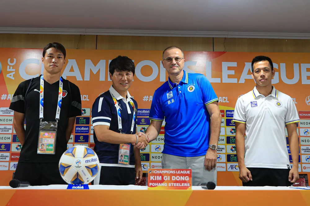 Đại diện của Hà Nội FC và Pohang Steelers ở buổi họp báo trước trận đấu