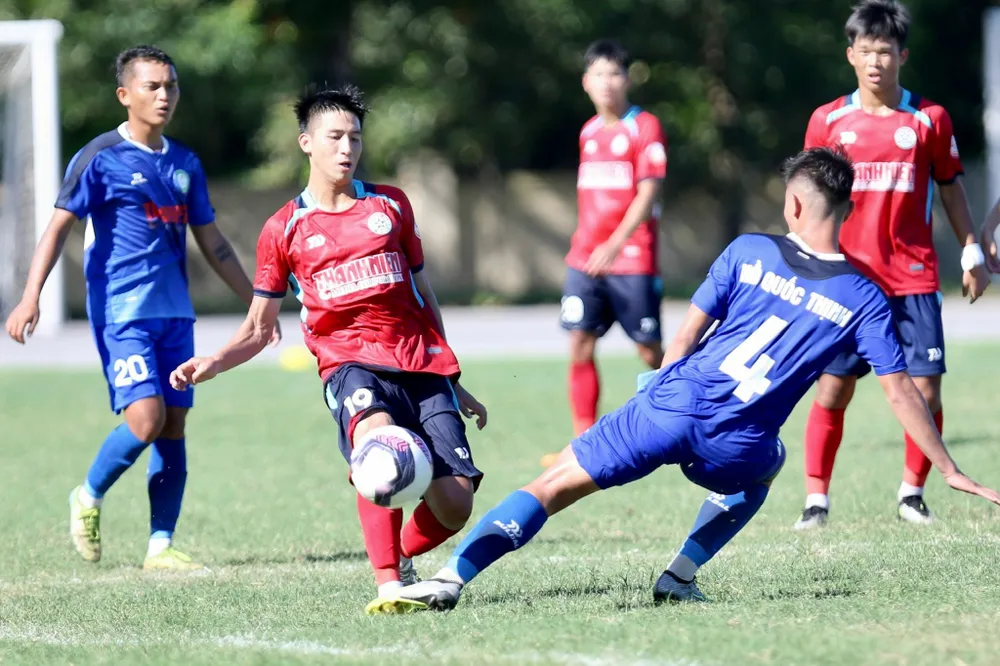 U21 PVF (áo đỏ) dễ dàng đánh bại U21 Tây Ninh.