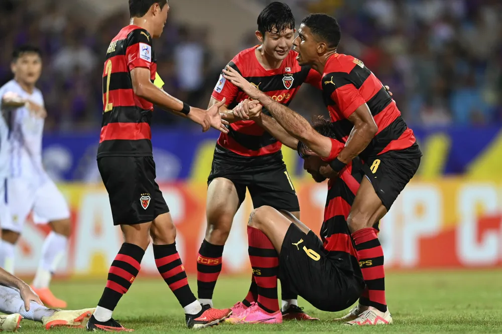 Niềm vui của các cầu thủ Pohang Steeler.