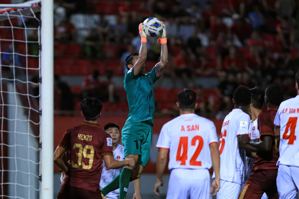 Thủ môn Đình Triệu đã có ngày thi đấu xuất sắc. ẢNH: MINH HOÀNG