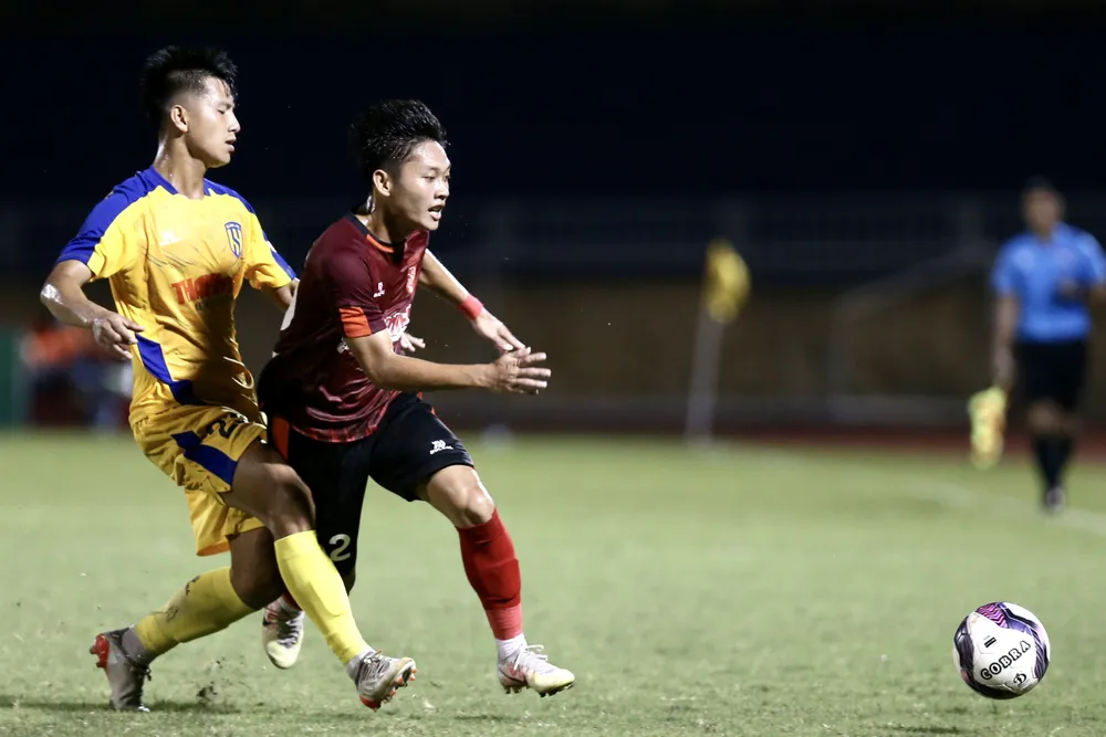 U21 Long An (áo đỏ) gặp nhiều bất lợi trong cuộc đua giành vé đi tiếp với U21 SLNA. U21 Long An (áo đỏ) gặp nhiều bất lợi trong cuộc đua giành vé đi tiếp với U21 SLNA.