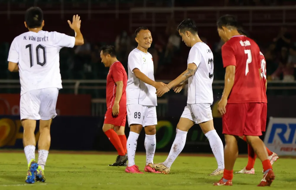 Trọng Hoàng và Văn Quyết "gánh team" cho đội Rồng Vàng.