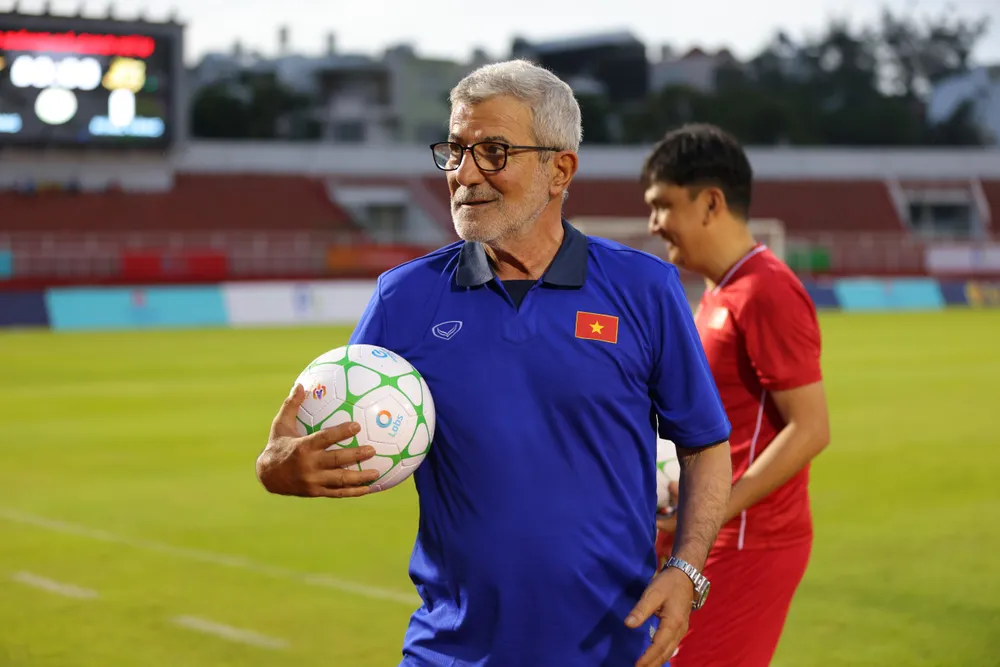 Niềm vui của HLV Calisto trong ngày trở lại với sân Thống Nhất.