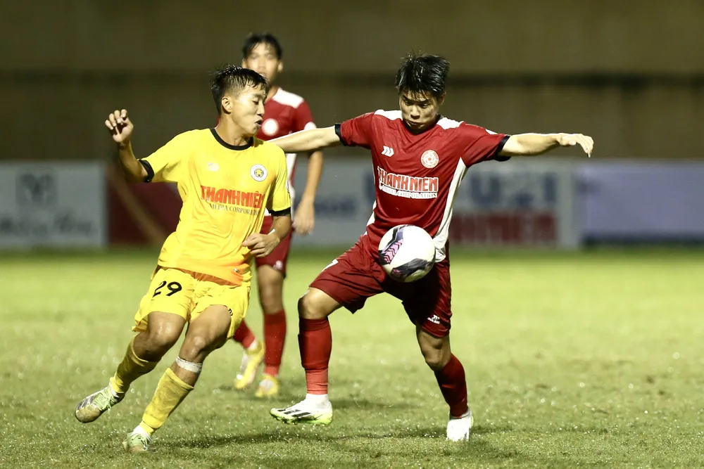 U21 Hà Nội (áo vàng) và U21 Viettel (áo đỏ) đã cống hiến cho khán giả trận cầu hấp dẫn.