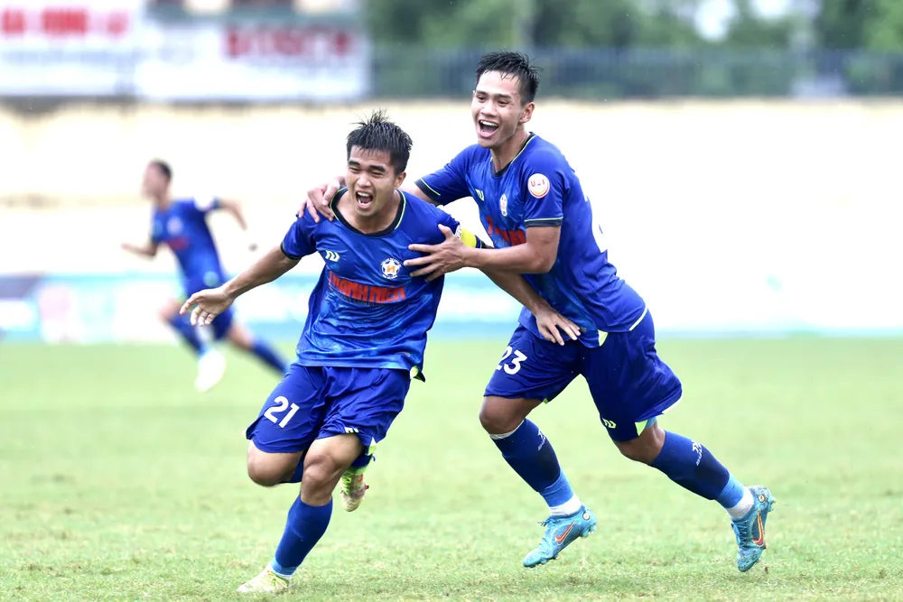 Tuyển thủ U23 Việt Nam Phạm Đình Duy (số 21) đưa U21 Đà Nẵng vào bán kết.