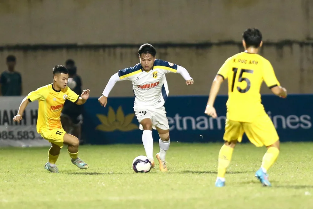 Tân binh tuyển Việt Nam Hồ Văn Cường (áo trắng) góp công lớn đưa U21 SLNA vào chung kết.