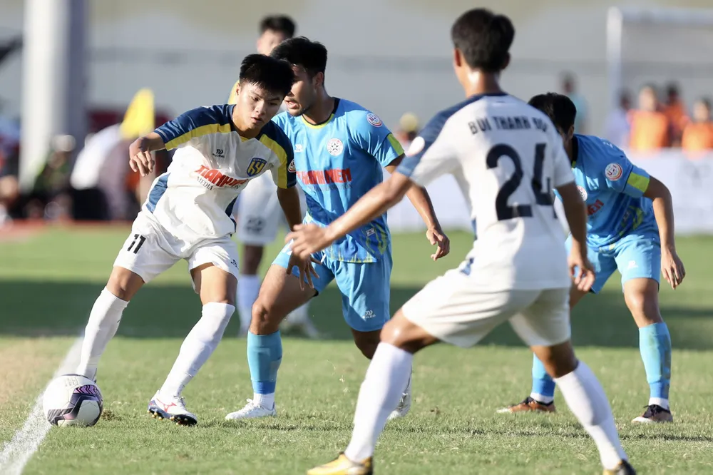 SLNA (áo trắng) và PVF-CAND đã cống hiến cho khán giả một trận chung kết hấp dẫn.